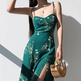 Grünes Midikleid mit Schnürung und Schlitz
